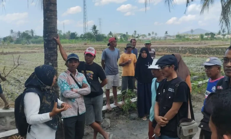 Warga RT 09 Dusun Labuapi Selatan dan petani saat berdiskusi dengan Pengamat Perairan, Rabu, 2 September 2026.