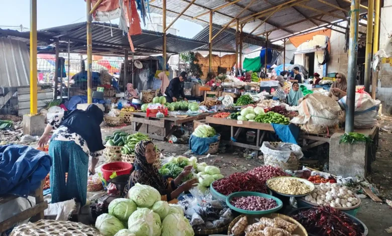 Suasana aktivitas pedagang di Pasar Kebon Roek saat proses penataan dan relokasi dalam rangka meningkatkan kebersihan serta tata kelola pasar, Rabu, 2 September 2026.