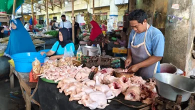 Pedagang Ayam di Pasar Kebon Roek, Rabu, 2 September 2026.