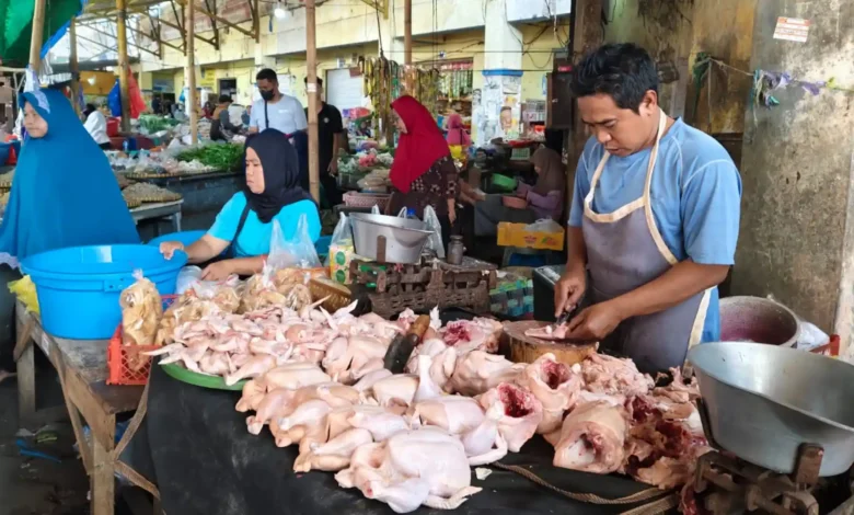 Pedagang Ayam di Pasar Kebon Roek, Rabu, 2 September 2026.