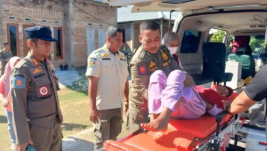 Petugas Satpol PP KSB bersama tim medis mengevakuasi seorang warga berinisial S (54) di Desa Lalar Liang, Kecamatan Taliwang untuk dirujuk ke RS Mutiara Sukma Mataram, Rabu, 2, September 2026.
