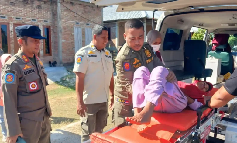 Petugas Satpol PP KSB bersama tim medis mengevakuasi seorang warga berinisial S (54) di Desa Lalar Liang, Kecamatan Taliwang untuk dirujuk ke RS Mutiara Sukma Mataram, Rabu, 2, September 2026.