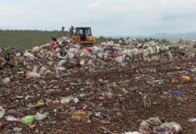Kondisi Tempat Pembuangan Akhir (TPA) Ijobalit, Lombok Timur, penuh tumpukan sampah.