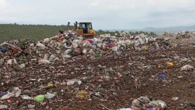Kondisi Tempat Pembuangan Akhir (TPA) Ijobalit, Lombok Timur, penuh tumpukan sampah.