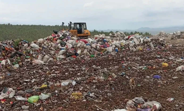 Kondisi Tempat Pembuangan Akhir (TPA) Ijobalit, Lombok Timur, penuh tumpukan sampah.