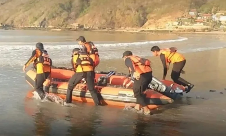 Tim SAR Gabungan saat memulai pencarian hari ke-2 seorang nelayan yang hilang di Perairan Areguling, Lombok Tengah pada Kamis, 3 September 2026.