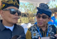 Koordinator Tim Percepatan Rehabilitasi dan Rekonstruksi Dusun Adat Sade, Lalo Moh. Faozal (Kiri) dan Senior Manager Niaga dan Manajemen Pelanggan PLN UIW NTB, Muhammad Nurul Hadi (Kanan).