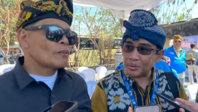 Koordinator Tim Percepatan Rehabilitasi dan Rekonstruksi Dusun Adat Sade, Lalo Moh. Faozal (Kiri) dan Senior Manager Niaga dan Manajemen Pelanggan PLN UIW NTB, Muhammad Nurul Hadi (Kanan).