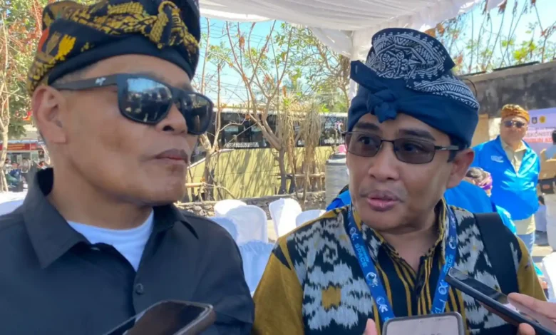 Koordinator Tim Percepatan Rehabilitasi dan Rekonstruksi Dusun Adat Sade, Lalo Moh. Faozal (Kiri) dan Senior Manager Niaga dan Manajemen Pelanggan PLN UIW NTB, Muhammad Nurul Hadi (Kanan).