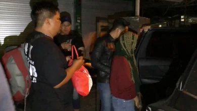Oknum mahasiswi inisial W saat diamankan polisi di kos-kosan wilayah Kota Mataram, Rabu malam, 2 September 2026.