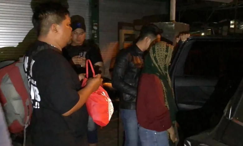 Oknum mahasiswi inisial W saat diamankan polisi di kos-kosan wilayah Kota Mataram, Rabu malam, 2 September 2026.