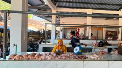 Suasana Lapak pedagang ayam potong di Pasar Tana Mira, Taliwang, Kabupaten Sumbawa Barat.