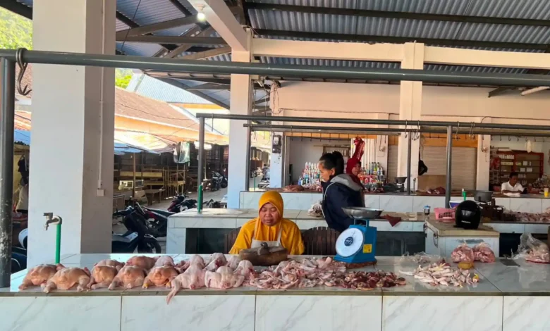 Suasana Lapak pedagang ayam potong di Pasar Tana Mira, Taliwang, Kabupaten Sumbawa Barat.