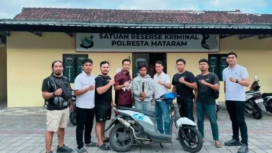 Haikal, tersangka pembunuhan mahasiswi Unram inisial NDR saat dibawa ke Mapolresta Mataram, Rabu 29 Juli 2026.