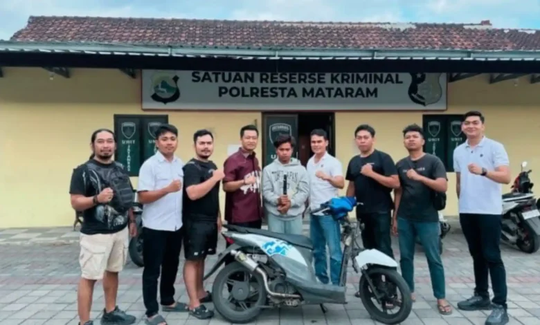 Haikal, tersangka pembunuhan mahasiswi Unram inisial NDR saat dibawa ke Mapolresta Mataram, Rabu 29 Juli 2026.