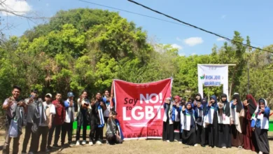 Anggota LDK KALAM UTS berfoto bersama sambil membawa spanduk bertuliskan “Say NO! to LGBT” saat kegiatan penerimaan mahasiswa baru UTS, Kamis, 3 September 2026.