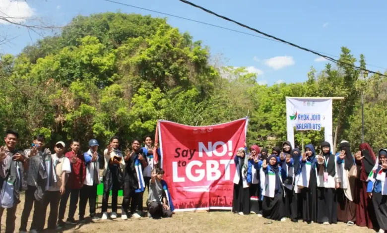 Anggota LDK KALAM UTS berfoto bersama sambil membawa spanduk bertuliskan “Say NO! to LGBT” saat kegiatan penerimaan mahasiswa baru UTS, Kamis, 3 September 2026.