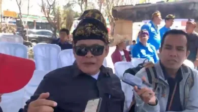 Koordinator Tim Percepatan Rehabilitasi dan Rekonstruksi Dusun Adat Sade, Lalu Moh. Faozal (kiri).