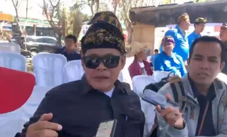 Koordinator Tim Percepatan Rehabilitasi dan Rekonstruksi Dusun Adat Sade, Lalu Moh. Faozal (kiri).