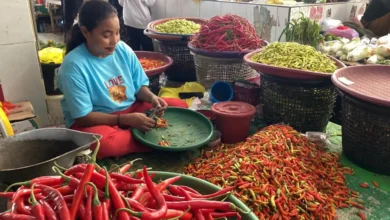 Salah seorang penjual cabai di Pasar Raya Kota Bima, Nina, saat ditemui NTBSatu di lapaknya.