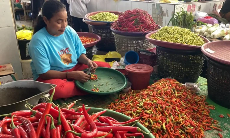 Salah seorang penjual cabai di Pasar Raya Kota Bima, Nina, saat ditemui NTBSatu di lapaknya.