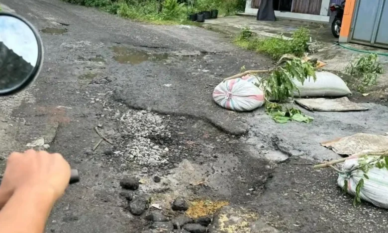 Kondisi ruas jalan penghubung Pengadang-Beraim yang akan diperbaiki.