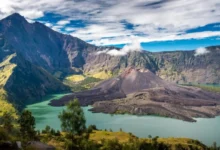 Foto Gunung Rinjani di NTB. Saat ini PVMBG merilis daftar gunung api di Indonesia yang masuk level waspada dan siaga.