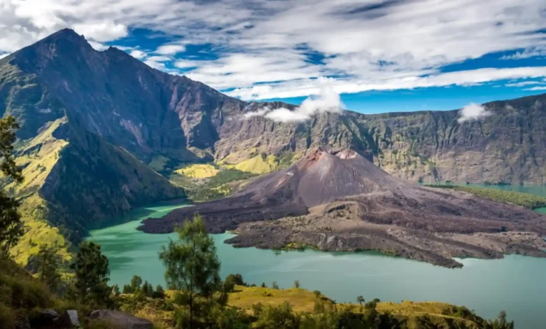 Foto Gunung Rinjani di NTB. Saat ini PVMBG merilis daftar gunung api di Indonesia yang masuk level waspada dan siaga.