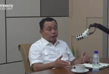 Ketua Komisi I DPRD Lombok Tengah, Ahmad Samsul Hadi, saat membahas tentang tenaga kerja lokal di sektor pariwisata dalam siniar bersama NTBSatu pada Jumat, 4 September 2026.