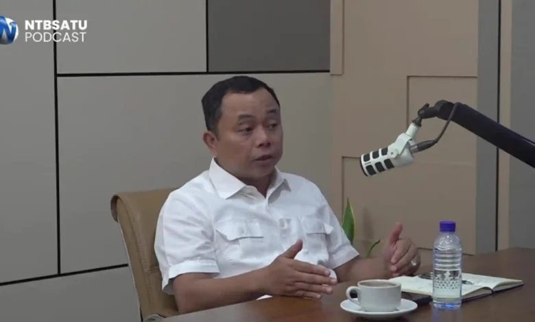 Ketua Komisi I DPRD Lombok Tengah, Ahmad Samsul Hadi, saat membahas tentang tenaga kerja lokal di sektor pariwisata dalam siniar bersama NTBSatu pada Jumat, 4 September 2026.