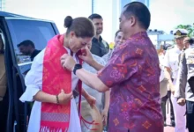 Gubernur NTB Lalu Muhamad Iqbal (kanan) mengalungkan kain tenun khas sasak kepada Putri Mahkota Swedia, Victoria Ingrid Alice Desiree (kiri) setibanya di Lombok, Sabtu, 5 September 2026. Foto: