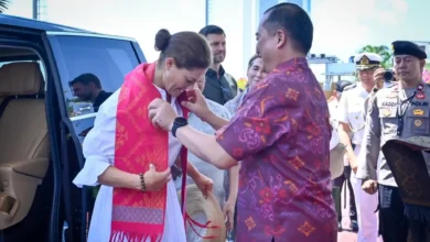 Gubernur NTB Lalu Muhamad Iqbal (kanan) mengalungkan kain tenun khas sasak kepada Putri Mahkota Swedia, Victoria Ingrid Alice Desiree (kiri) setibanya di Lombok, Sabtu, 5 September 2026. Foto: