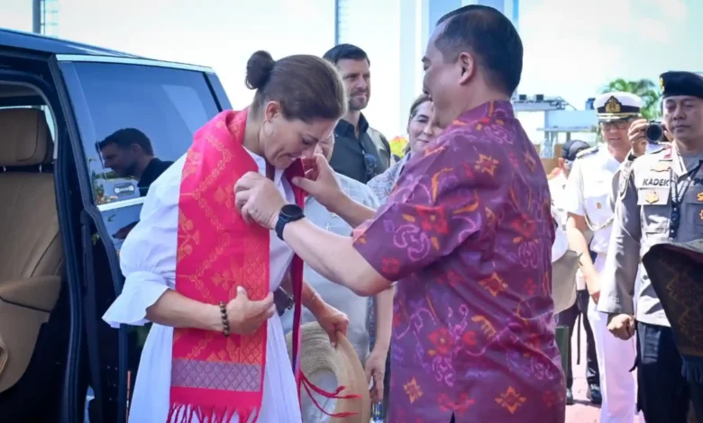 Gubernur NTB Lalu Muhamad Iqbal (kanan) mengalungkan kain tenun khas sasak kepada Putri Mahkota Swedia, Victoria Ingrid Alice Desiree (kiri) setibanya di Lombok, Sabtu, 5 September 2026. Foto: