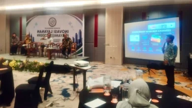 Bupati Sumbawa Barat, H. Amar Nurmansyah (kanan), memaparkan strategi transformasi kesehatan daerah pada acara Health Technology Expo 2026 di Hotel Harris FX Sudirman, Jakarta pada Jumat, 4 September 2026.