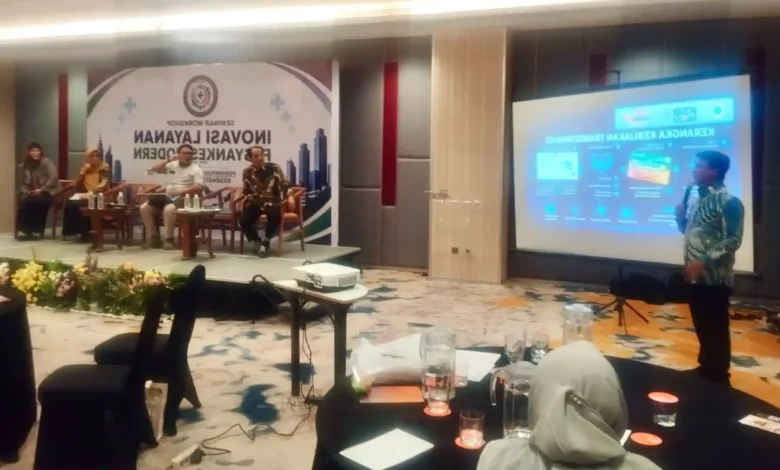 Bupati Sumbawa Barat, H. Amar Nurmansyah (kanan), memaparkan strategi transformasi kesehatan daerah pada acara Health Technology Expo 2026 di Hotel Harris FX Sudirman, Jakarta pada Jumat, 4 September 2026.