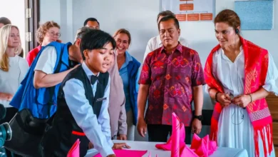Putri Mahkota Swedia, Victoria Ingrid Alice Desiree, bersama Gubernur NTB, Lalu Muhamad Iqbal, saat mengunjungi SMKN 1 Pemenang, Lombok Utara, Sabtu, 5 September 2026.