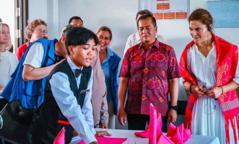 Putri Mahkota Swedia, Victoria Ingrid Alice Desiree, bersama Gubernur NTB, Lalu Muhamad Iqbal, saat mengunjungi SMKN 1 Pemenang, Lombok Utara, Sabtu, 5 September 2026.