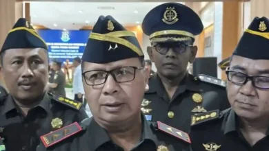 Kepala Kejati NTB, Wahyudi (tengah) saat memberikan keterangan di Kejati NTB.