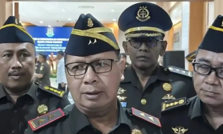 Kepala Kejati NTB, Wahyudi (tengah) saat memberikan keterangan di Kejati NTB.