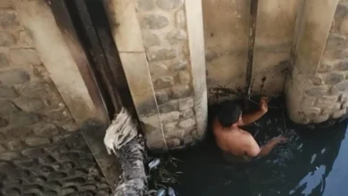 Momen seorang penjaga pintu air turun melakukan perawatan. Namun, nasib mereka sendiri justru belum mendapat perhatian pemerintah, Agustus 2026.