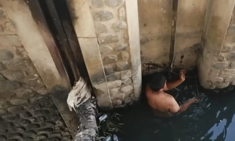 Momen seorang penjaga pintu air turun melakukan perawatan. Namun, nasib mereka sendiri justru belum mendapat perhatian pemerintah, Agustus 2026.