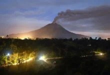 Gunung Sinabung menyemburkan abu vulkanis dan asap tebal, terlihat dari wilayah Kecamatan Naman Teran, Kabupaten Karo, Sumatera Utara, Rabu, 2 September 2026.