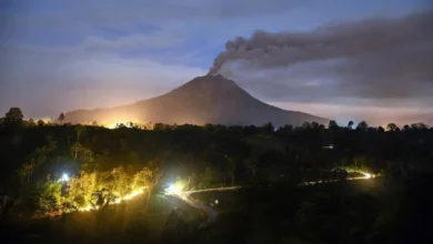 Gunung Sinabung menyemburkan abu vulkanis dan asap tebal, terlihat dari wilayah Kecamatan Naman Teran, Kabupaten Karo, Sumatera Utara, Rabu, 2 September 2026.
