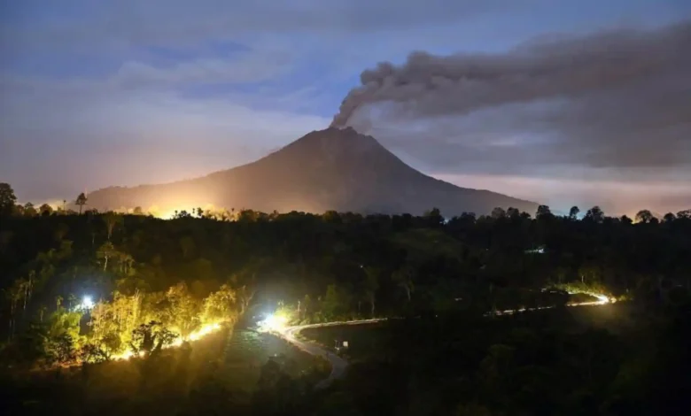 Gunung Sinabung menyemburkan abu vulkanis dan asap tebal, terlihat dari wilayah Kecamatan Naman Teran, Kabupaten Karo, Sumatera Utara, Rabu, 2 September 2026.