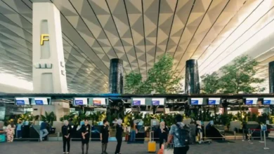 Suasana area keberangkatan penerbangan domestik di bandara yang melayani penumpang kelas ekonomi.