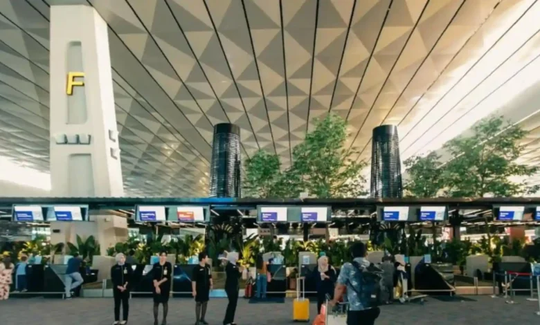 Suasana area keberangkatan penerbangan domestik di bandara yang melayani penumpang kelas ekonomi.
