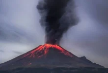 Ilustrasi erupsi gunung api di Indonesia.