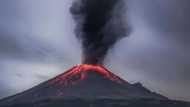 Ilustrasi erupsi gunung api di Indonesia.