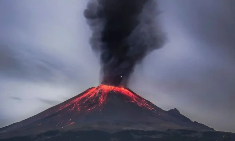 Ilustrasi erupsi gunung api di Indonesia.