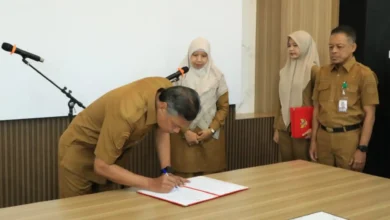 Penjabat Sekda Lobar terbaru, Saeful Ahkam (kiri) saat menandatangani SK Pelantikan di depan Wakil Bupati Lobar, Nurul Adha (kedua dari kiri), Senin, 7 September 2026.